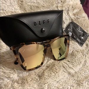 Diff Eyewear. Becky II frames. Gold mirror.